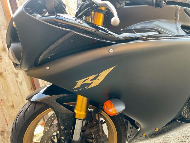 YAMAHA R1