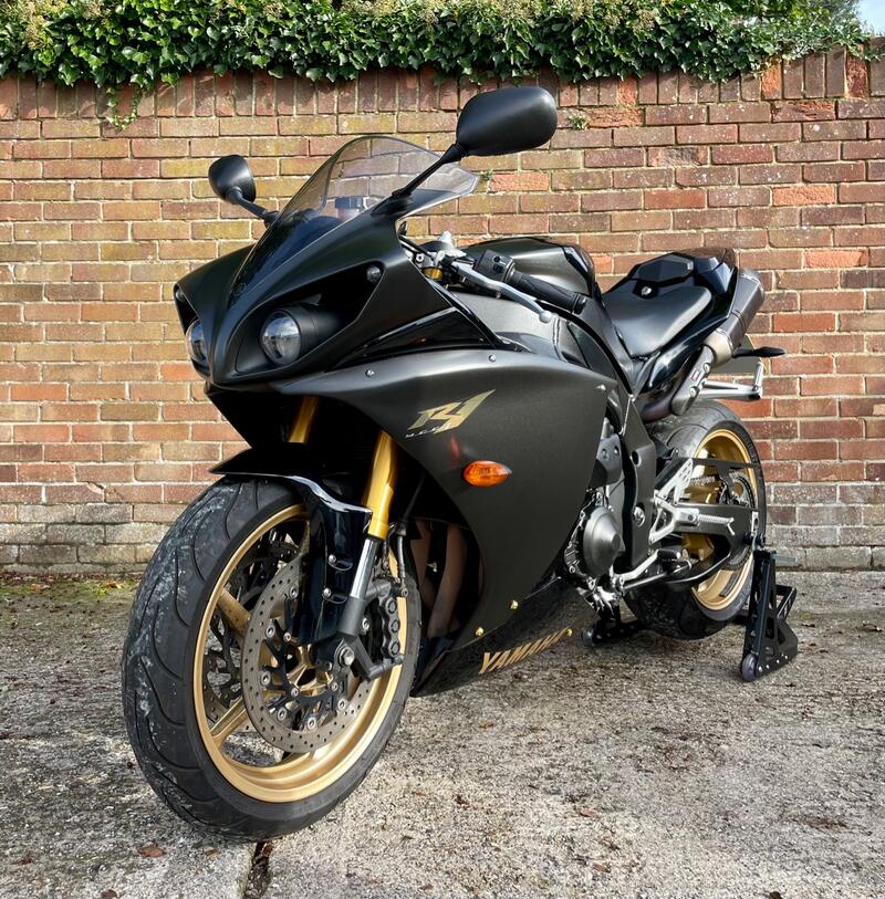 YAMAHA R1