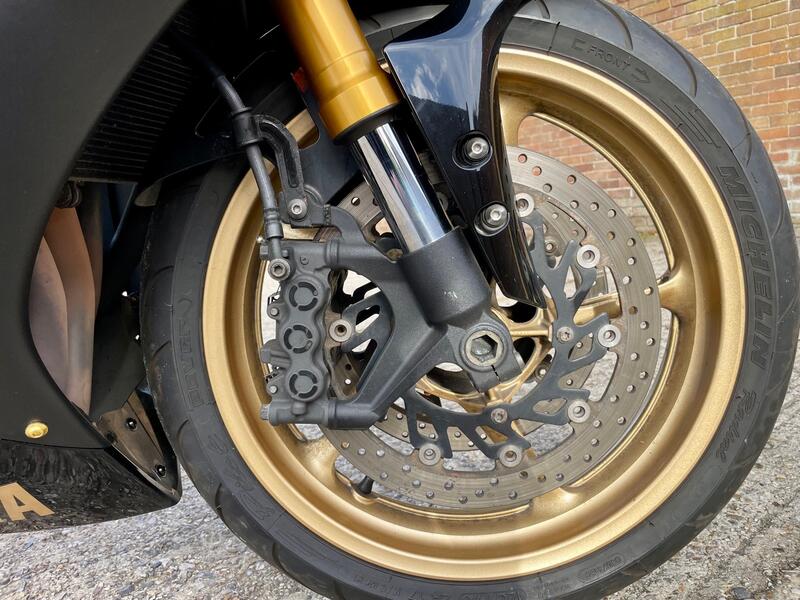YAMAHA R1