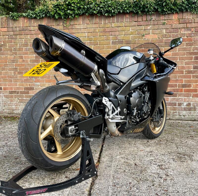 YAMAHA R1