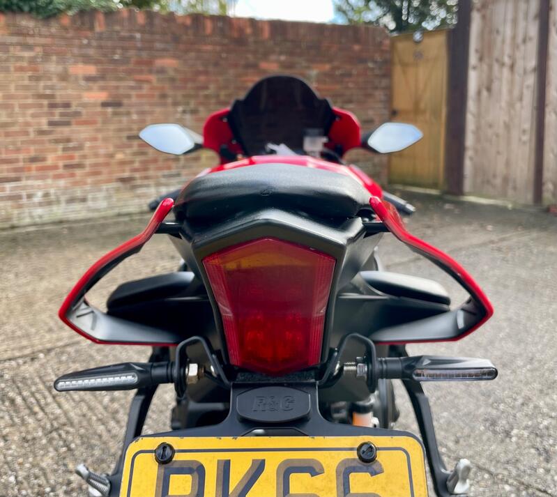 YAMAHA R1