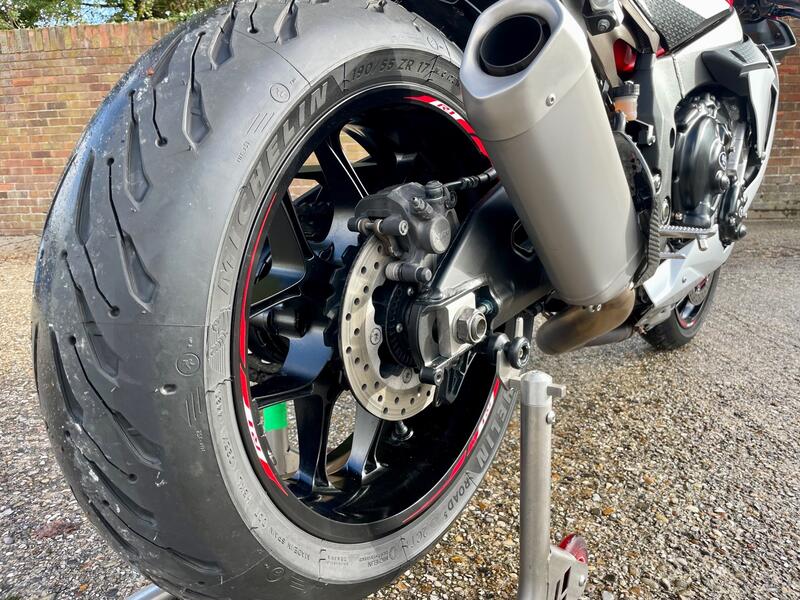 YAMAHA R1