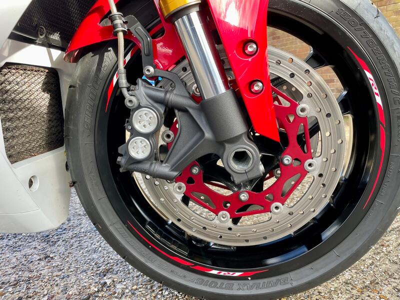 YAMAHA R1