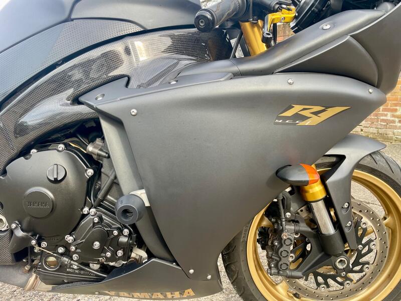 YAMAHA R1