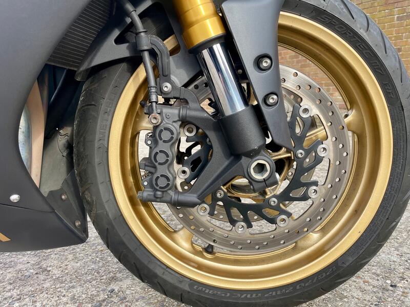 YAMAHA R1