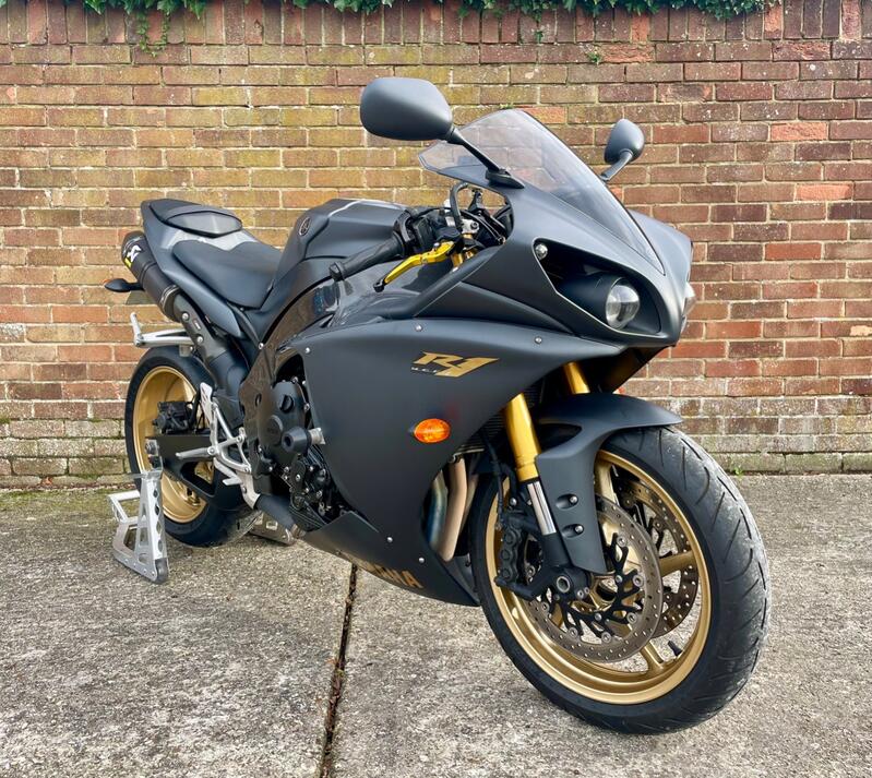 View YAMAHA R1   