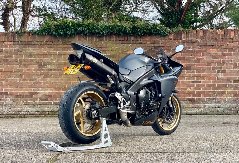 YAMAHA R1