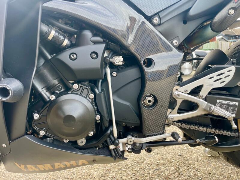 YAMAHA R1