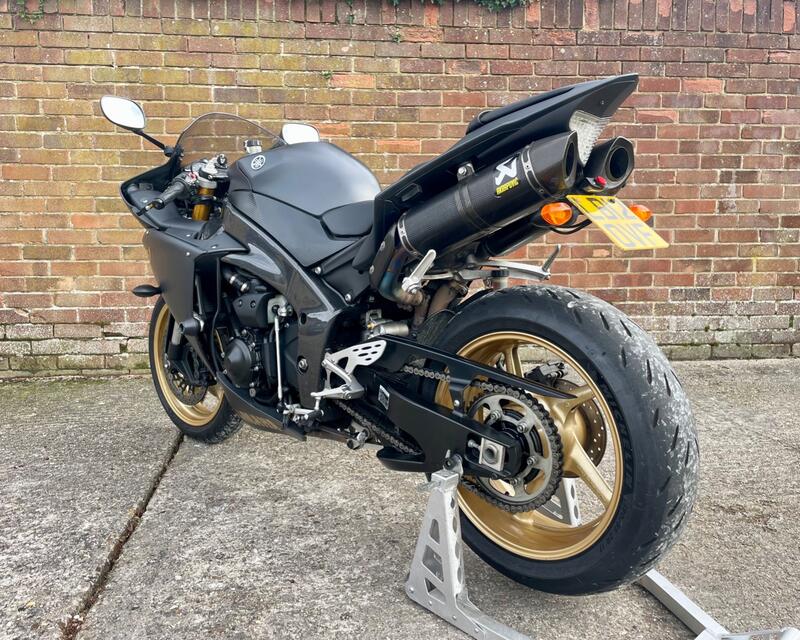 YAMAHA R1