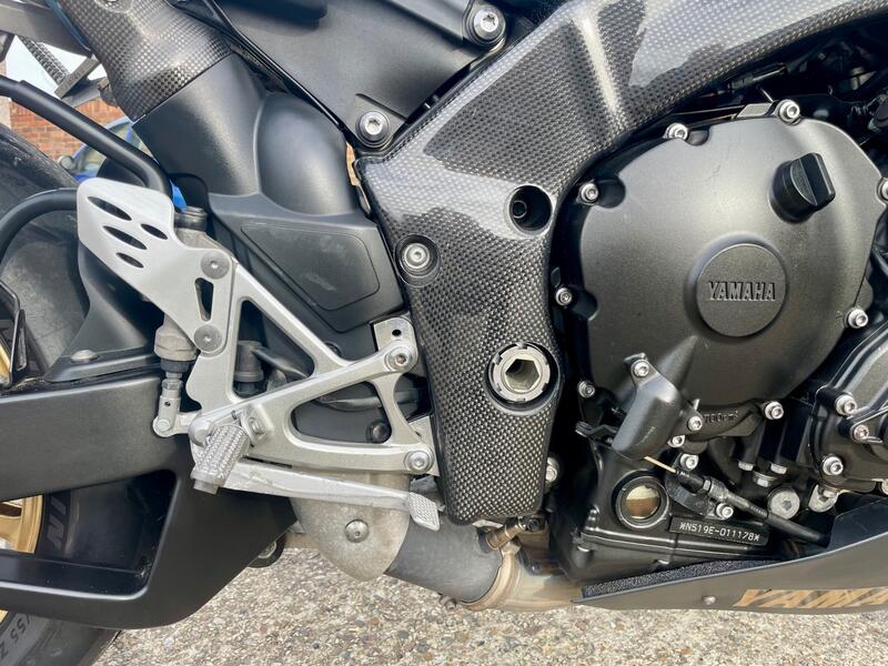YAMAHA R1