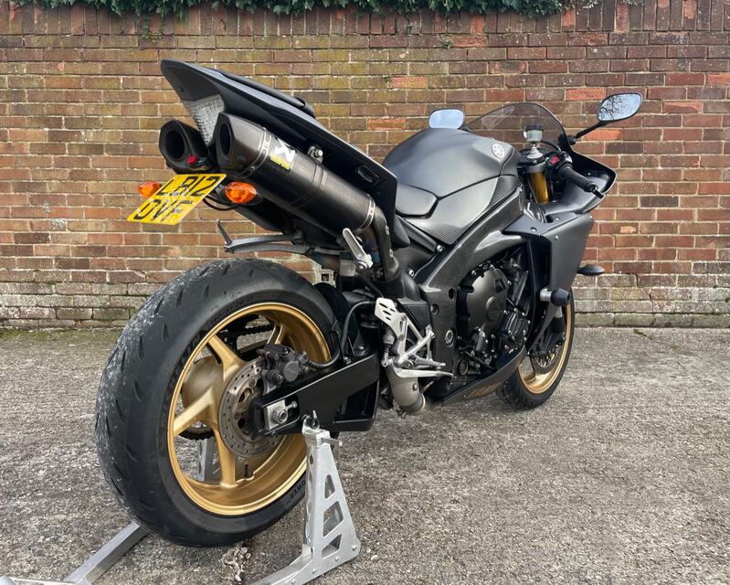 YAMAHA R1