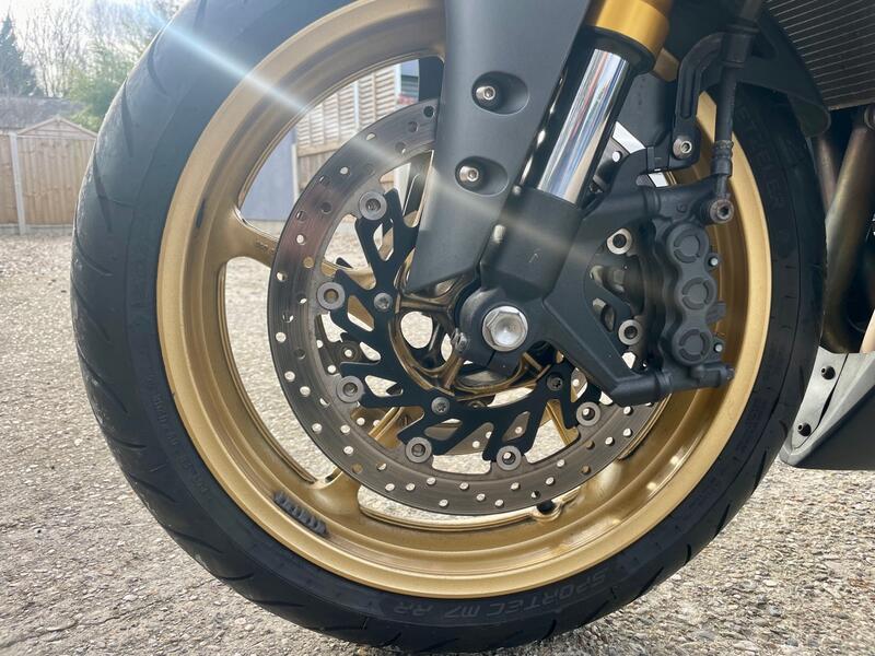 YAMAHA R1