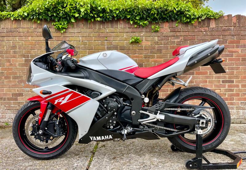 View YAMAHA R1 