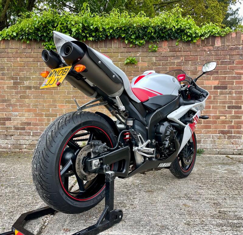 YAMAHA R1