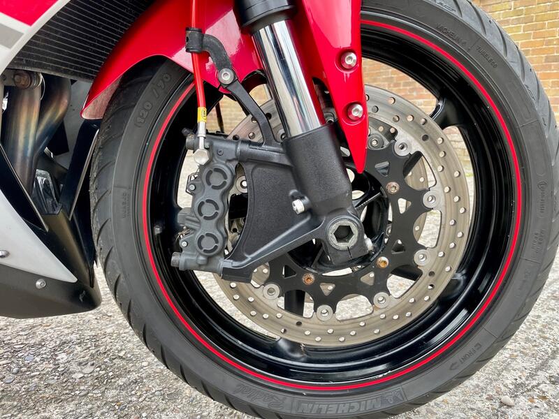 YAMAHA R1