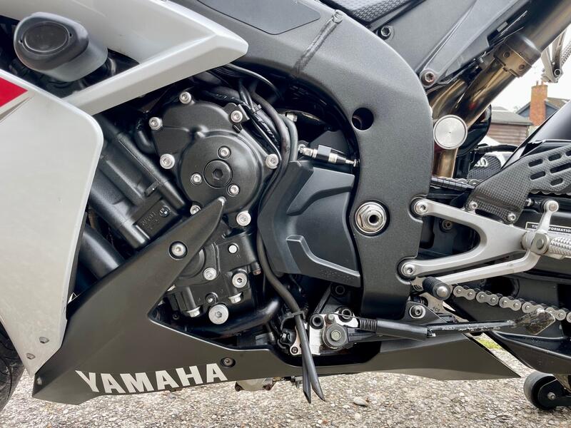 YAMAHA R1