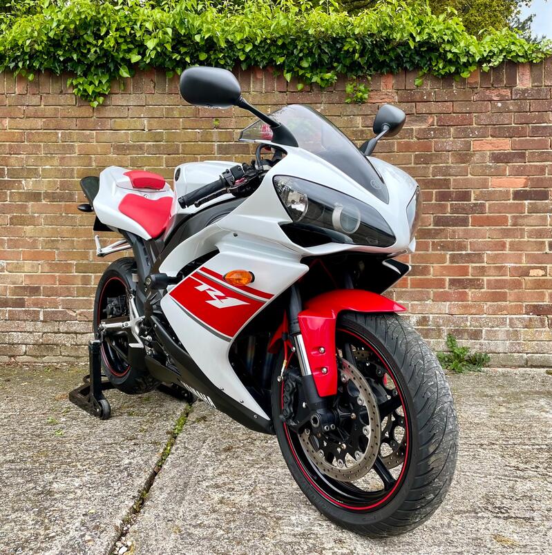 YAMAHA R1