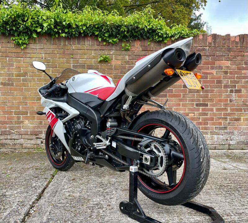 YAMAHA R1
