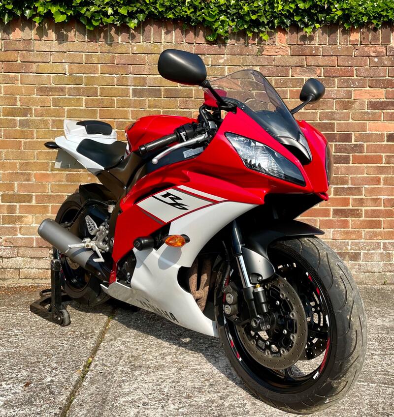 View YAMAHA R6 