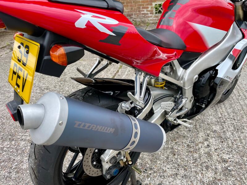 YAMAHA R1