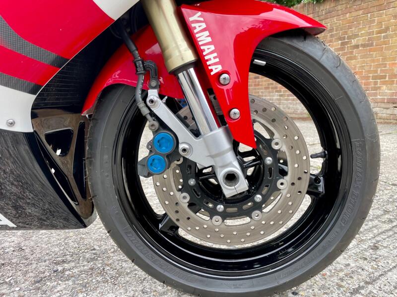 YAMAHA R1
