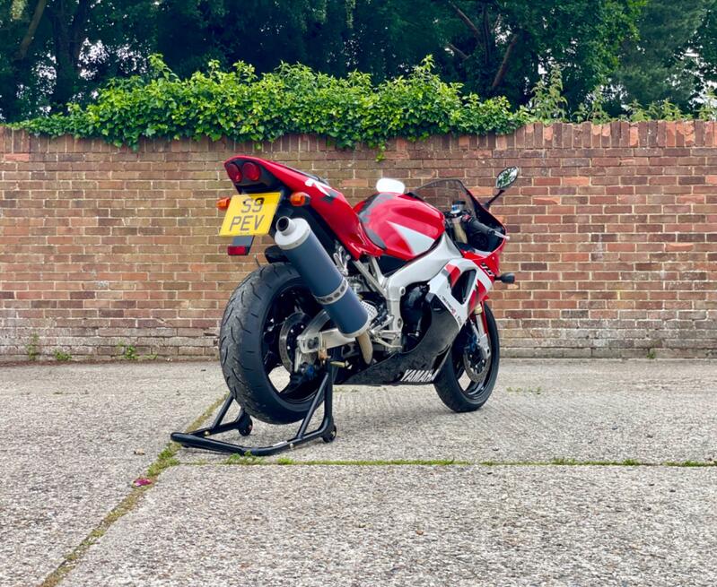 YAMAHA R1