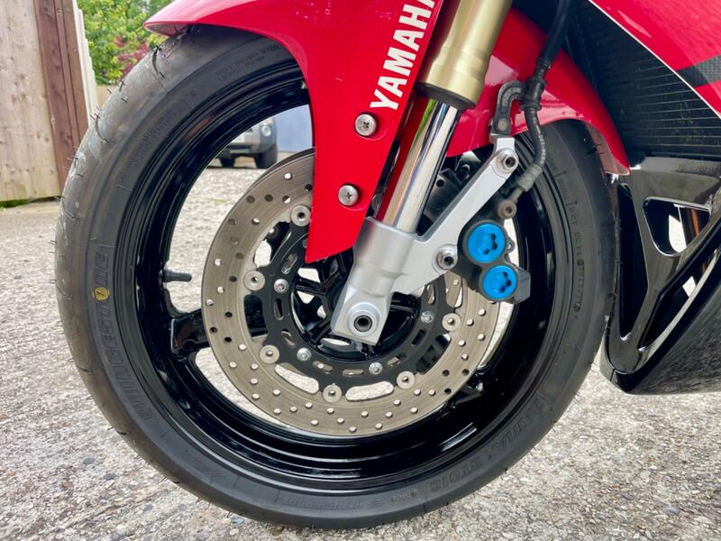 YAMAHA R1