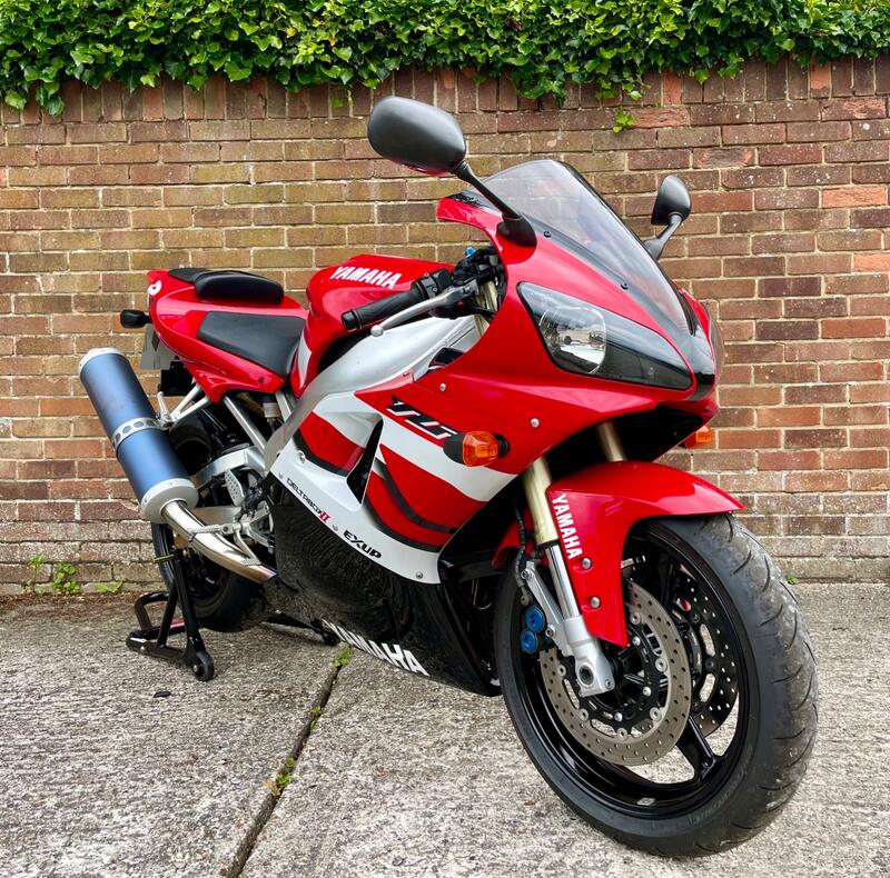 YAMAHA R1