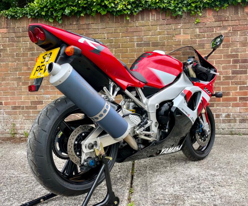 YAMAHA R1