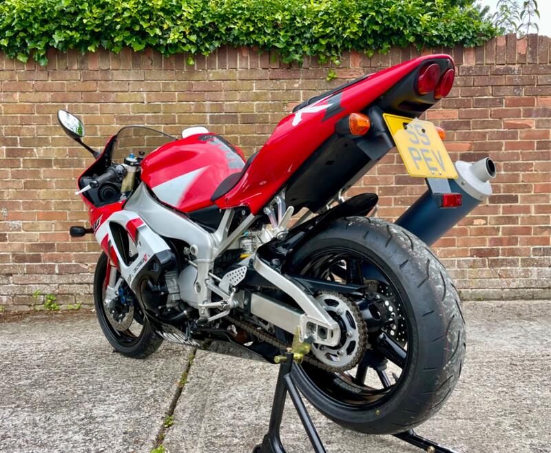 YAMAHA R1