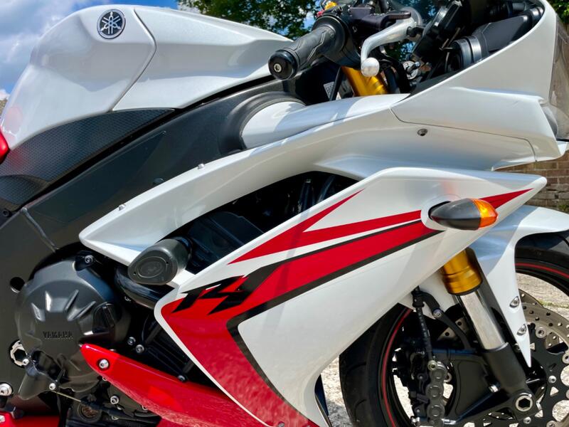 YAMAHA R1