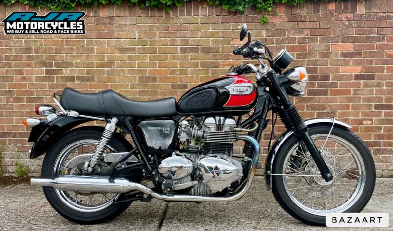 View TRIUMPH BONNEVILLE T100 