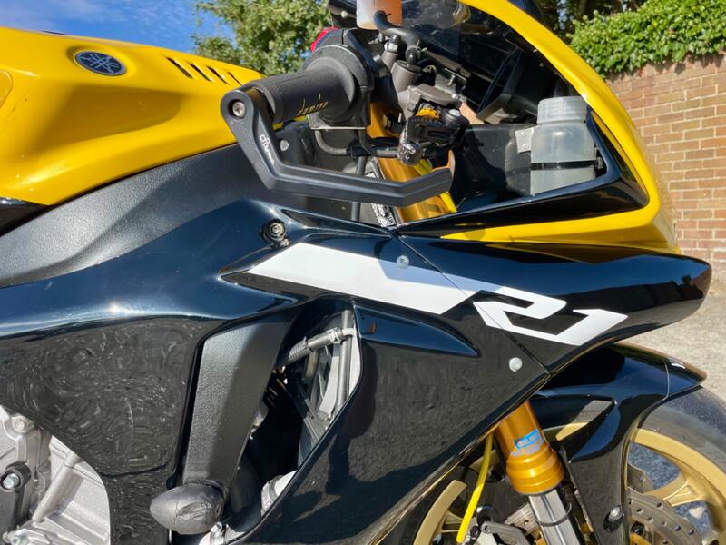 YAMAHA R1