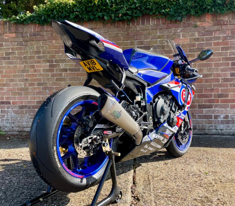 YAMAHA R1