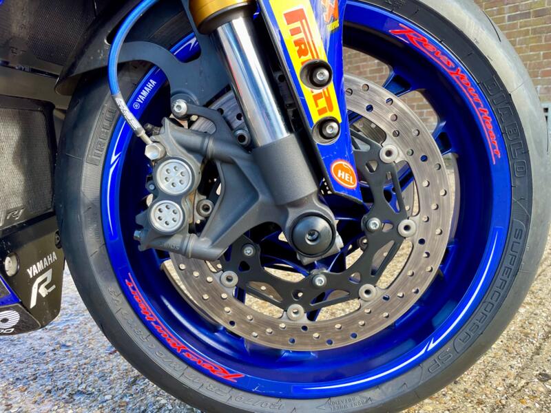 YAMAHA R1