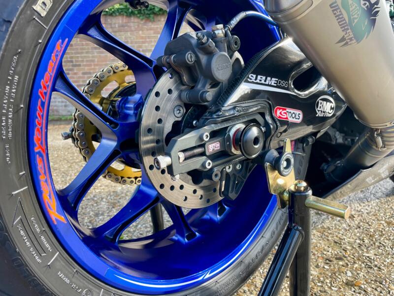 YAMAHA R1