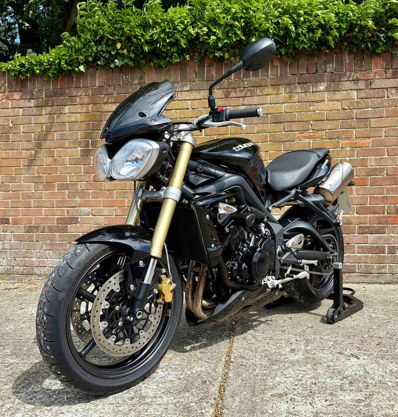 TRIUMPH STREET TRIPLE 675