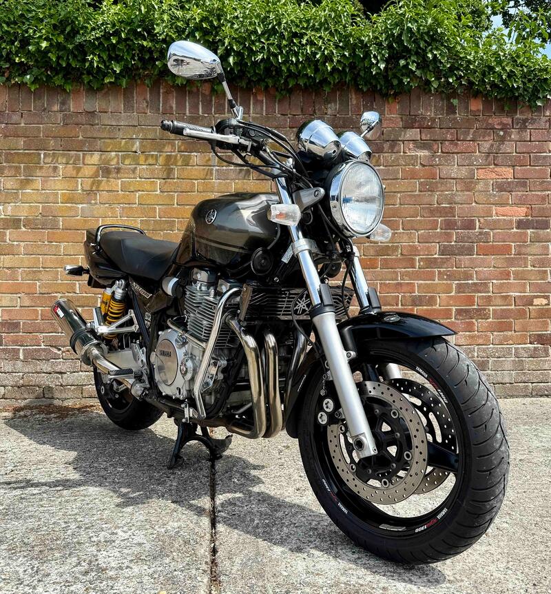 View YAMAHA XJR1300 