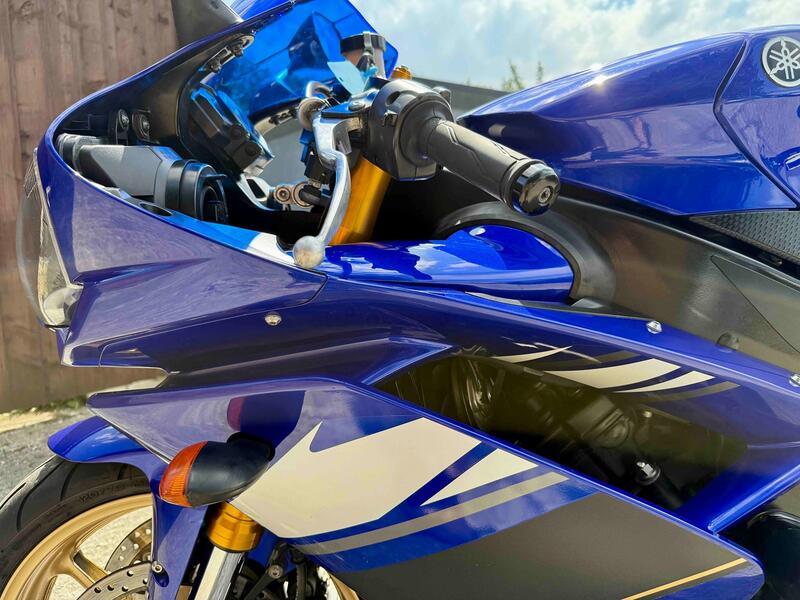 YAMAHA R1