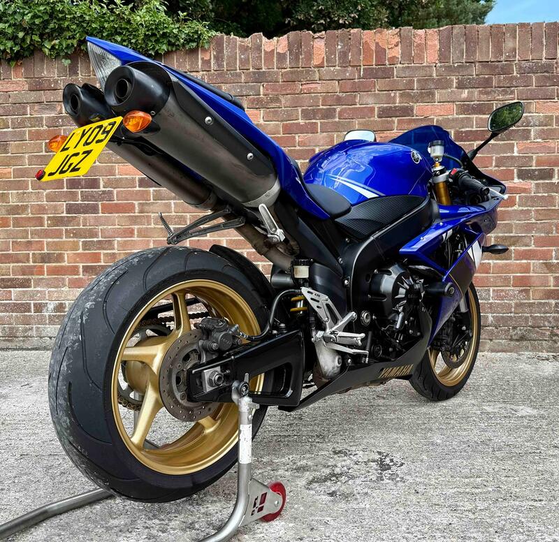 YAMAHA R1