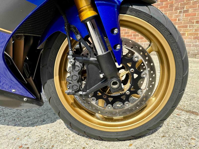 YAMAHA R1