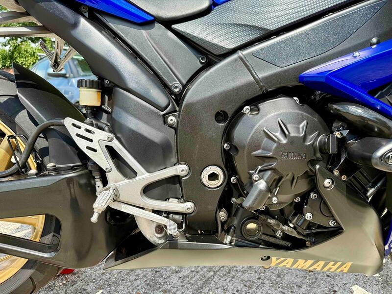 YAMAHA R1