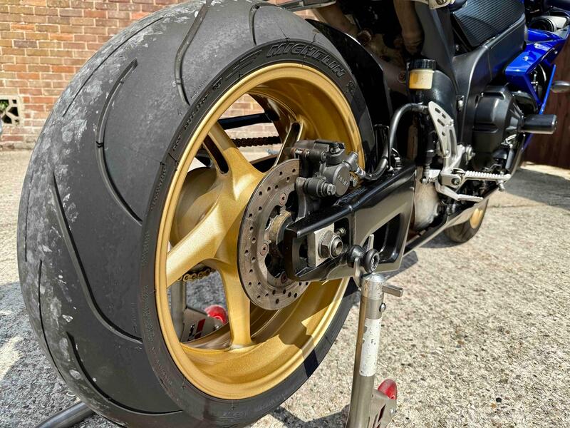 YAMAHA R1