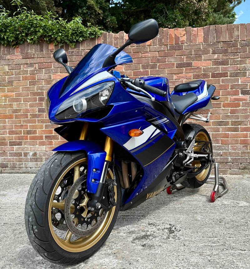 View YAMAHA R1 