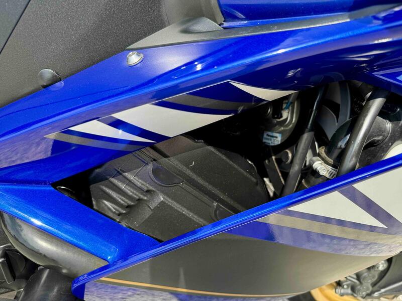 YAMAHA R1