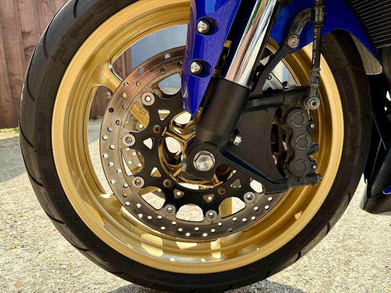 YAMAHA R1