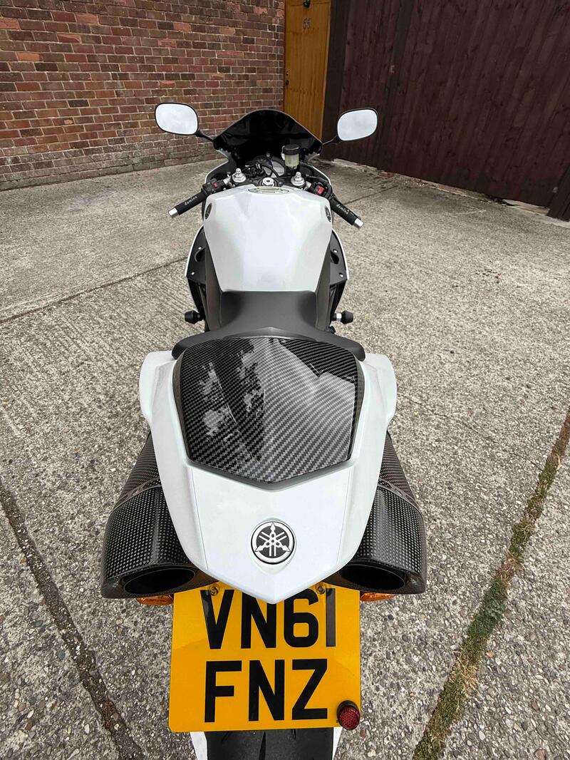 YAMAHA R1