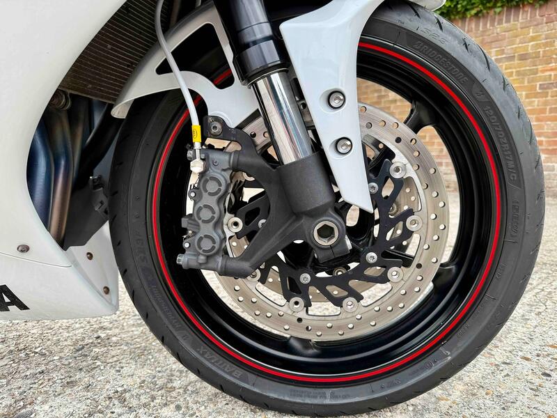 YAMAHA R1