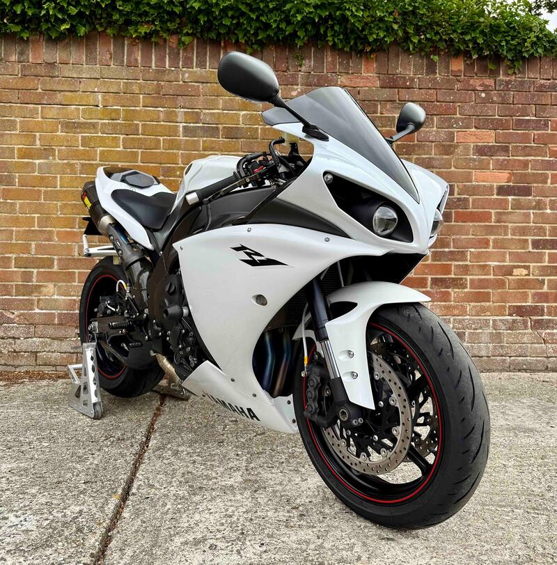 YAMAHA R1