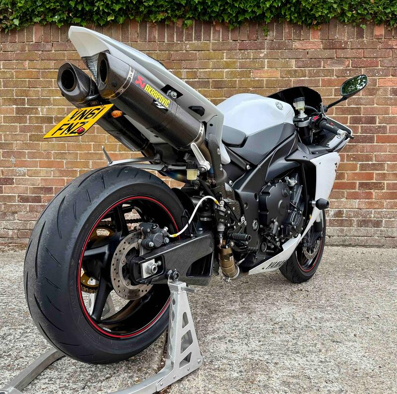 YAMAHA R1